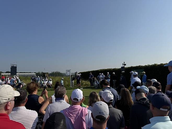 현지시간으로 11일 새벽부터 US오픈 연습 라운드를 소화하는 로리 매킬로이를 보기 위해 현장에 모인 수많은 골프팬들. 임정우 기자