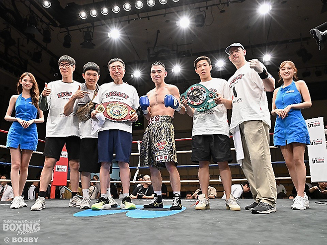 김주영이 2025년 6월 일본 도쿄 고라쿠엔홀 슈퍼라이트급 통합타이틀매치 승리 후 기념 촬영을 하고 있다. 왼쪽은 세계복싱기구 아시아태평양, 오른쪽은 동양태평양복싱연맹 챔피언 벨트다. 사진=ボクシングモバイル(boxmob.jp) 제공