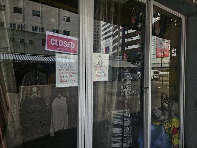 9일 오전 서울 종로구 동묘 의류 시장의 한 옷 가게. 오전 9시 개점이라고 적혀 있지만 문은 여전히 닫혀 있었다. /사진=박상혁 기자.