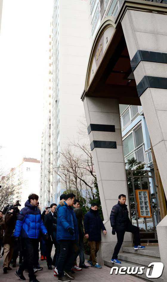 2015년 1월6일 발생한 '서울 서초동 세 모녀 살해 사건'의 피의자인 가장 강모씨(48·구속)가 13일 오전 서울 서초동 자택으로 현장검증을 위해 이동하고 있다. /사진=뉴스1