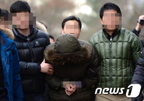 2015년 1월6일 발생한 '서울 서초동 세 모녀 살해 사건'의 피의자인 가장 강모씨(48·구속)가 13일 오전 서울 서초동 자택으로 현장검증을 위해 이동하고 있다. /사진=뉴스1