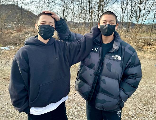 2023년 12월 육군 현역으로 동반 입대한 방탄소년단(BTS) 지민(왼쪽)과 정국이 11일 전역한다. /사진=X 갈무리