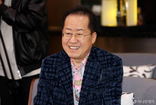 홍준표 전 대구시장이 10일 오후 인천국제공항 제1여객터미널에서 미국 출국을 앞두고 배웅온 이준석 개혁신당 대선후보와 대화를 하고 있다. 2025.05.10. /사진=뉴시스 /사진=이영환