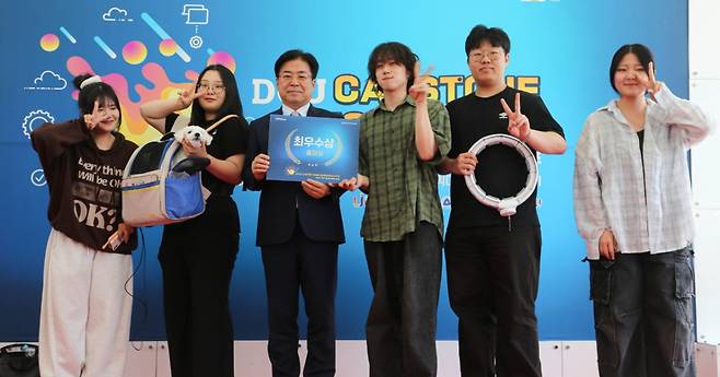 성한기 대구가톨릭대 총장(왼쪽 3번째)이 최우수상을 받은 'Furry Friends' 팀과 기념촬영하고 있다./사진제공=대구가톨릭대