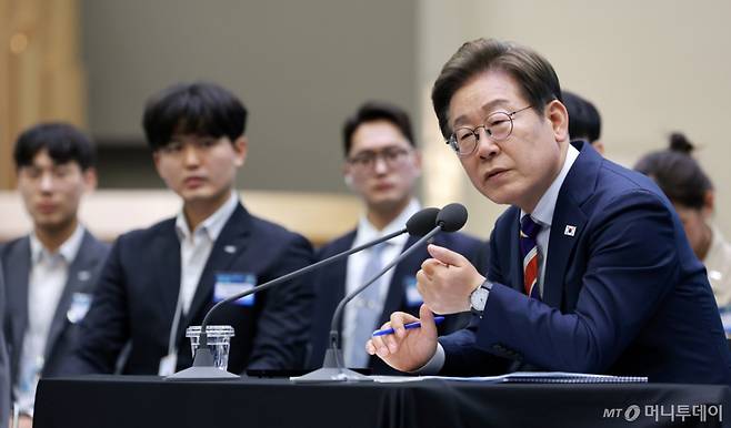 [서울=뉴시스] 고범준 기자 = 이재명 대통령이 11일 서울 영등포구 한국거래소에서 열린 주식시장 불공정거래 근절을 위한 현장 간담회에서 참석자 질문에 답하고 있다. 2025.06.11. bjko@newsis.com /사진=고범준