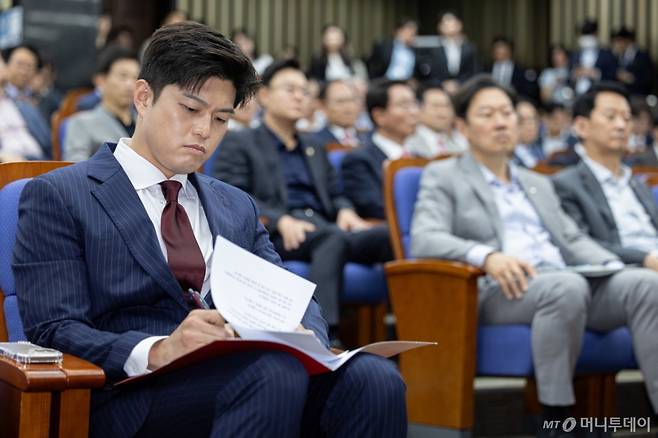 (서울=뉴스1) 이재명 기자 = 김용태 국민의힘 비상대책위원장이 9일 오후 서울 여의도 국회에서 열린 의원총회에서 발언 자료를 살펴보고 있다. 2025.6.9/뉴스1  Copyright (C) 뉴스1. All rights reserved. 무단 전재 및 재배포,  AI학습 이용 금지. /사진=(서울=뉴스1) 이재명 기자