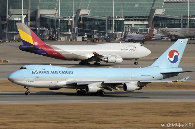 지난해 12월 11일 인천국제공항 전망대에서 바라본 공항 계류장 내 대한항공과 아시아나항공의 항공기 모습/사진= 뉴시스
