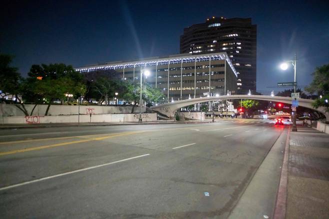 10일(현지시간) 로스앤젤레스에서 연방 이민단속 작전에 반대하는 시위가 며칠째 이어지면서 심야 통행금지령이 발효된 가운데 연방 건물 근처에 텅 빈 거리가 보인다. 카렌 배스 LA시장은 며칠 간의 불안 끝에 "기물 파손을 막고 약탈을 막기 위해" 오후 8시부터 오전 6시까지 시내 일부 지역에서 통행 금지령을 내렸다./AFPBBNews=뉴스1