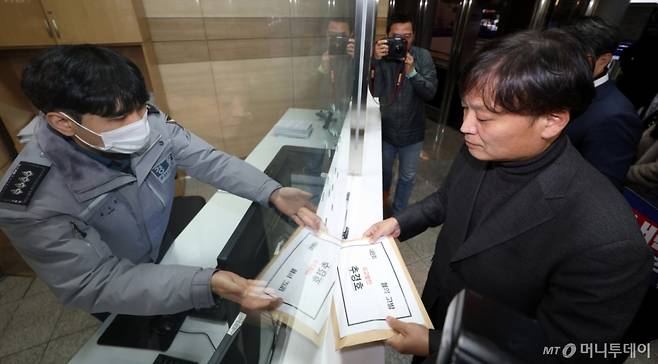 이태형 더불어민주당 법률위원장이 6일 오후 서울 서대문구 경찰청에서 '추경호 국민의힘 원내대표의 내란죄(부화수행) 혐의' 고발장을 접수하고 있다. 2024.12.06./사진=뉴시스(추상철 기자)