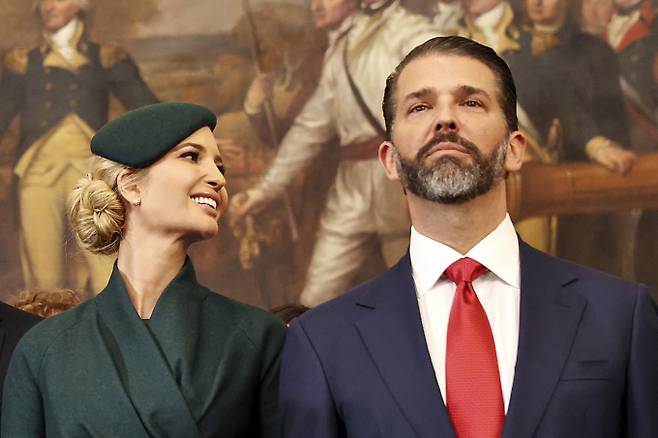 도널드 트럼프 미국 대통령의 장남 트럼프 주니어가 자신의 SNS에 루프탑 코리안 관련 게시물을 올려 논란이 일고 있다. 도널드 트럼프 미국 대통령 당선인의 장녀 이방카 트럼프(왼쪽)와 장남 도널드 트럼프 주니어.  /사진=뉴시스