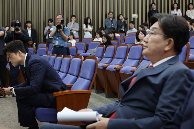 김용태 국민의힘 비상대책위원장과 원내대표직 사퇴를 선언한 권성동 국민의힘 원내대표가 9일 서울 여의도 국회에서 열린 의원총회에 참석해 있다. 연합뉴스