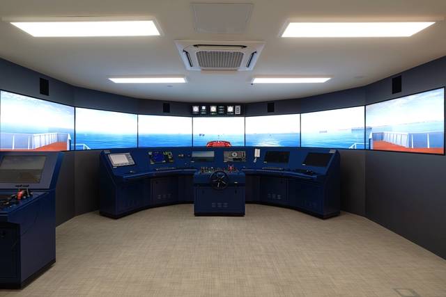 팬오션이 부산에 구축한 ‘선원 HR 트레이닝센터’ 내 설치된 종합 선박 조종 시뮬레이터(SHS) . 팬오션 제공.
