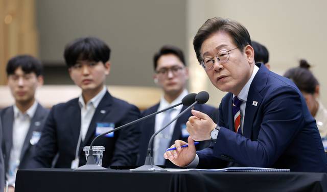 이재명 대통령이 11일 서울 영등포구 한국거래소에서 열린 주식시장 불공정거래 근절을 위한 현장 간담회에서 참석자 질문에 답하고 있다. 뉴시스