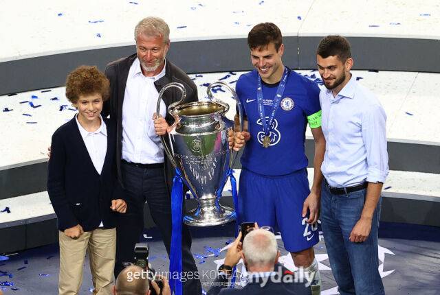 지난 2020-21시즌, UEFA 챔피언스리그 우승 트로피 기념 사진을 촬영하는 로만 아브라모비치. /게티이미지코리아