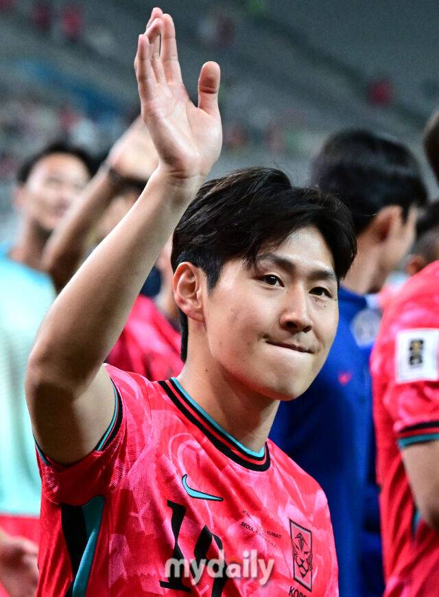 10일 오후 서울 상암동 서울월드컵경기장에서 2026 국제축구연맹(FIFA) 북중미 월드컵 아시아지역 3차 에선 대한민국과 쿠웨이트의 경기가 열렸다. 이강인이 4-0으로 승리한 뒤 축구 팬들에게 인사하고 있다./사진 = 유진형 기자