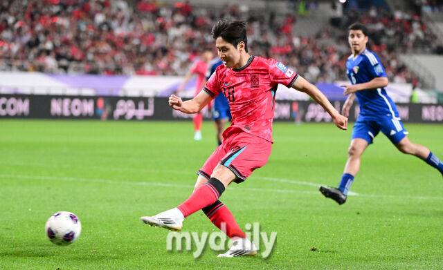 10일 오후 서울 상암동 서울월드컵경기장에서 2026 국제축구연맹(FIFA) 북중미 월드컵 아시아지역 3차 에선 대한민국과 쿠웨이트의 경기가 열렸다. 이강인 후반전 골을 넣고 있다./사진 = 유진형 기자