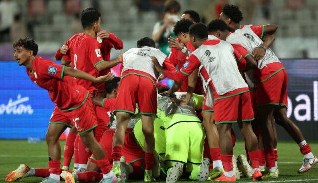 오만 선수들이 11일 팔레스타인과 경기에서 종료 직전 동점골을 터뜨린 후 환호하고 있다. /AFC(아시아축구연맹) 제공