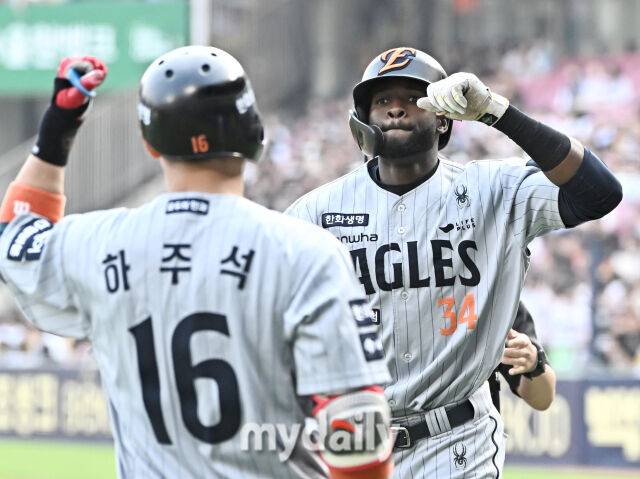 28일 오후 서울 잠실야구장에서 진행된 '2025 프로야구 KBO리그' LG트윈스와 한화이글스의 경기. 한화 플로리얼이 1회초 선두타자로 나서 솔로홈런을 터뜨린 뒤 홈을 밟고 있다./마이데일리