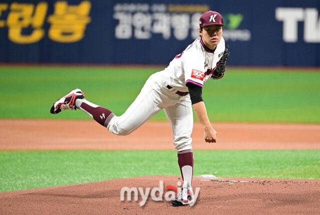 2025년 4월 23일 오후 서울 고척스카이돔에 진행된 '2025 신한 SOL뱅크 KBO 리그' 두산 베어스와 키움 히어로즈의 경기. 키움 선발투수 김윤하가 역투하고 있다./마이데일리