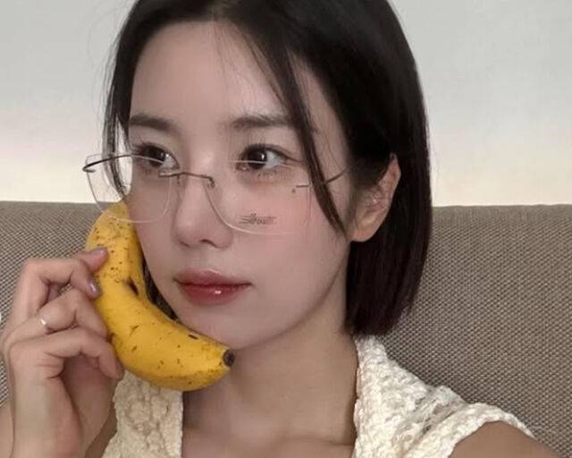 권은비가 장난기 가득한 모습을 보여주고 있다. / 권은비 소셜미디어 캡처