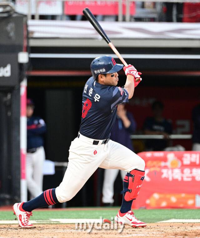 2025년 6월 11일 오후 경기도 수원시 KT위즈파크에서 '2025 신한 SOL뱅크 KBO 리그' 롯데 자이언츠와 KT위즈의 경기가 열렸다. 롯데 전준우가 3회초 2사 1.3루서 1타점 적시타를 치고 있다./수원 = 유진형 기자