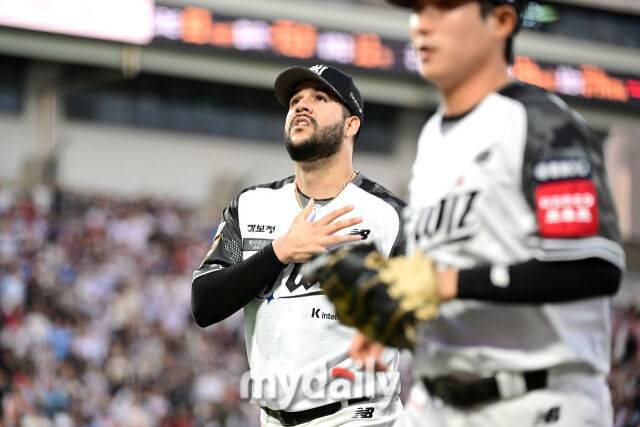 2025년 6월 11일 오후 경기도 수원시 KT위즈파크에서 '2025 신한 SOL뱅크 KBO 리그' 롯데 자이언츠와 KT위즈의 경기가 열렸다. KT 선발투수 헤이수스가 6회초 투구를 마친 뒤 더그아웃으로 들어가며 기도하고 있다./수원 = 유진형 기자