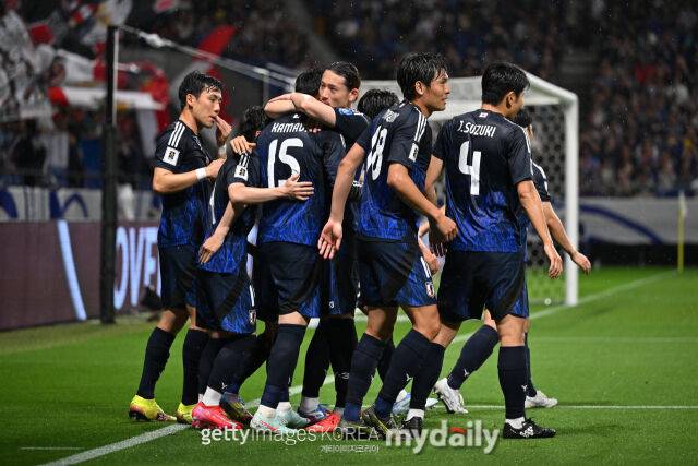 일본 선수들이 10일 인도네시아와 경기에서 골을 넣고 함께 기뻐하고 있다. /게티이미지코리아