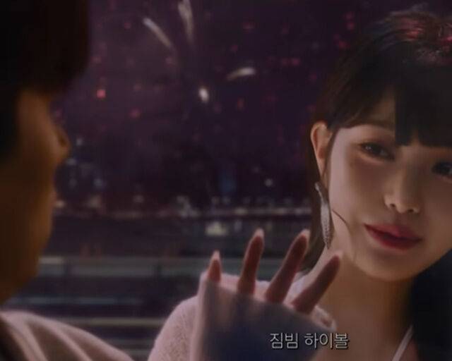 장원영이 지친 박정민을 버스 창문 밖에서 위로하고 있다. / 짐빔 하이볼 광고