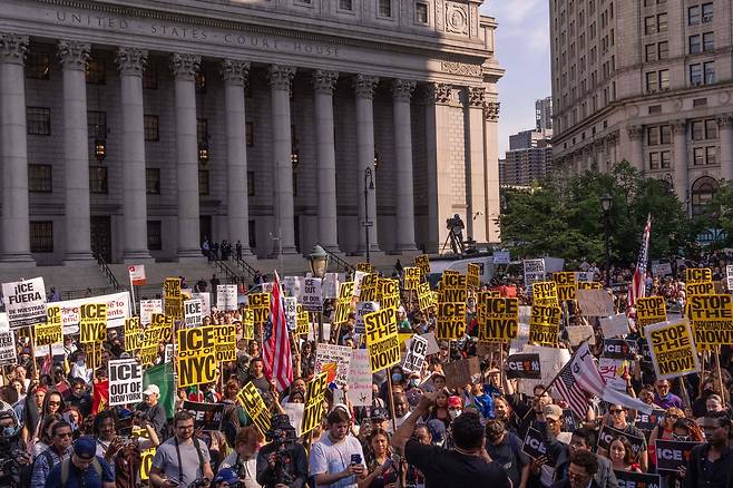 미국 로스앤젤레스(LA)에서 도널드 트럼프 행정부의 불법이민자 단속에 반발하는 시위가 10일(현지시간) 닷새째 이어지고 있다. [AFP]