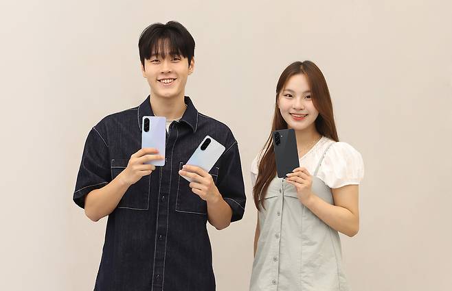 삼성전자 모델들이 새롭게 출시한 ‘갤럭시 A36 5G’를 소개하는 모습. [삼성전자 제공]