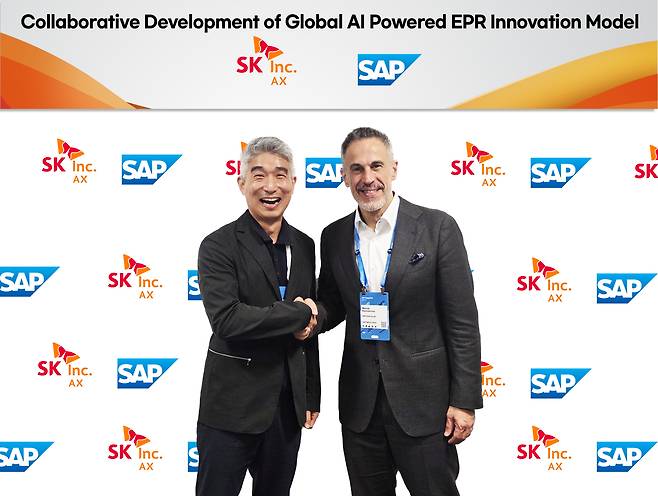 지난달 28일 스페인 마드리드에서 열린 SAP 사파이어 행사에서 손건일(왼쪽부터) SK AX Enterprise서비스부문장과 마노스 랩토폴로스 SAP 최고매출책임자(CRO)가 손을 맞잡고 협력을 다짐했다. [SK AX 제공]