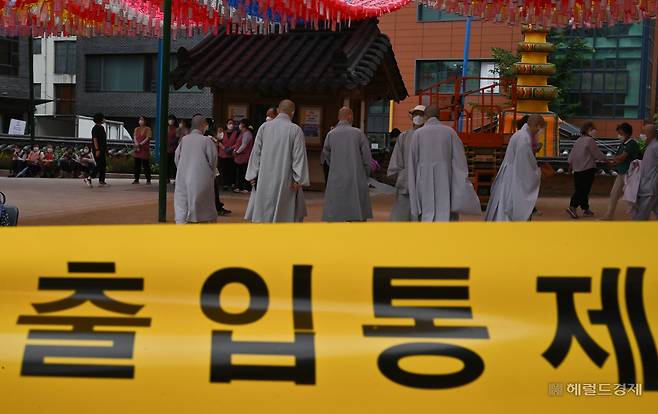 10일 오전 10시 22분께 서울 종로구 수송동의 조계사 내 건물에서 화재가 발생했다. 소방 당국은 신고를 접수하고 출동해 화재를 진압 중이다. 이날 오전 조계사에서 스님들이 대피하고 있다. 임세준 기자