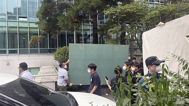 오전 11시 38분께 불교중앙박물관서 조계종 관계자들이 유물을 꺼내 신도회로 이동하고 있다.