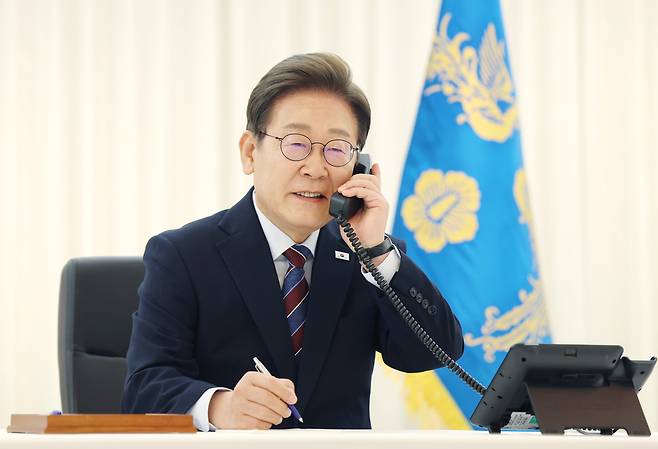 이재명 대통령이 지난 6일 서울 한남동 관저에서 도널드 트럼프 미국 대통령과 전화 통화를 하기 위해 수화기를 들고 있다. [연합]