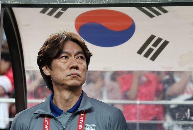 홍명보 축구 대표팀 감독이 10일 서울월드컵경기장에서 열린 2026 북중미 월드컵 아시아 3차 예선 최종전 쿠웨이트전에 앞서 그라운드를 바라보고 있다.   [연합]