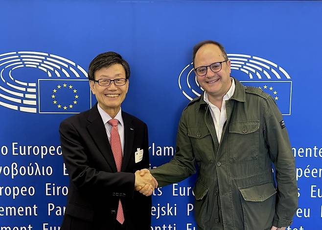 6일(현지시간) 벨기에 브뤼셀에서 윤진식(왼쪽) 한국무역협회 회장이 세자르 루에나 유럽의회 한반도관계대표단 의원과 면담을 마치고 기념사진을 촬영하고 있다. [무협 제공]