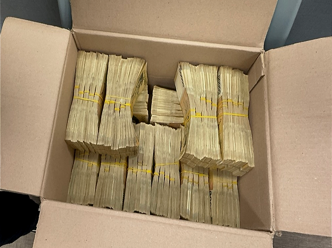 보이스피싱 운영조직과 공모해 500억원 상당의 범죄수익을 올린 일당이 경찰에 검거됐다. 경찰이 범죄 일당으로부터 압수한 범죄수익금 사진. [용산경찰서 제공]