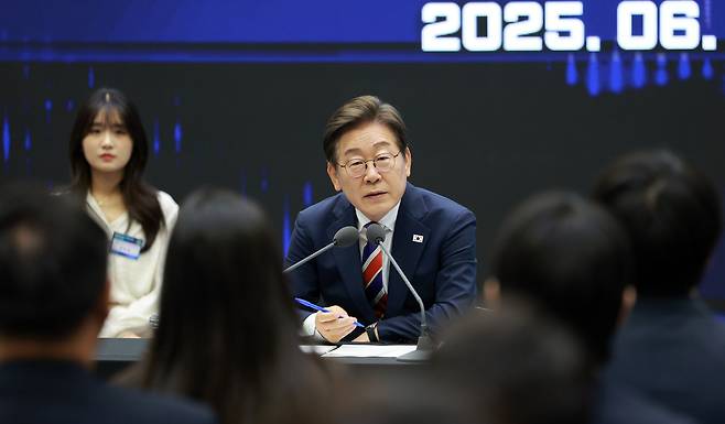 이재명 대통령이 11일 서울 영등포구 한국거래소에서 열린 주식시장 불공정거래 근절을 위한 현장 간담회에서 참석자 질문에 답하고 있다. [대통령실통신사진기자단] [연합]