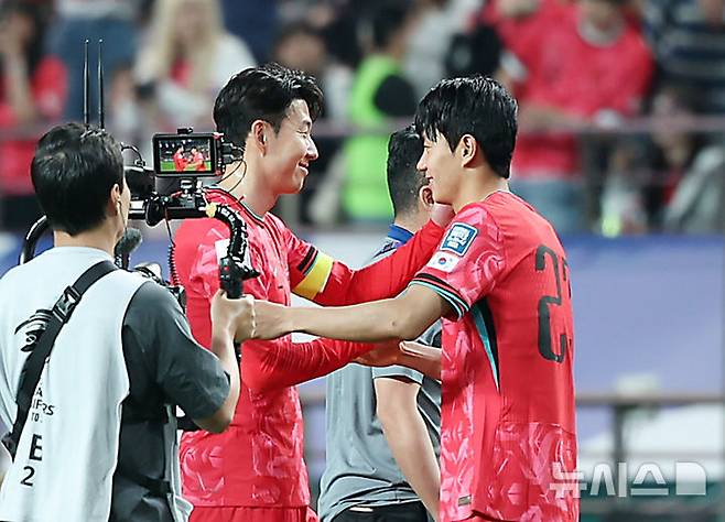 [서울=뉴시스] 김명년 기자 = 10일 서울 마포구 서울월드컵경기장에서 열린 2026 국제축구연맹(FIFA) 북중미월드컵 아시아 3차 예선 한국과 쿠웨이트의 경기, 4-0으로 승리한 한국 손흥민이 전진우와 인사하고 있다. 2025.06.10. kmn@newsis.com