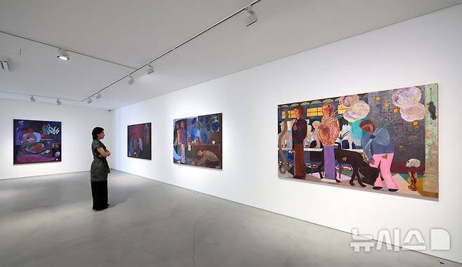 [서울=뉴시스] 박진희 기자 = 국제갤러리는 그룹전 'Next Painting: As We Are' 기자간담회를 5일 서울 종로구 국제갤러리에서 갖고 작가 고등어의 작품을 선보이고 있다. 이번 전시는 디지털 네이티브 작가 6인(고등어, 김세은, 유신애, 이은새, 전병구, 정이지)이 속도감과 몰입감을 요구하는 동시대의 이미지를 민감하게 포착하여 가장 오래된 매체인 회화의 물질성과 역사성에 대해 각기 다른 관점으로 해석한 작품을 선보인다. 2025.06.05. pak7130@newsis.com