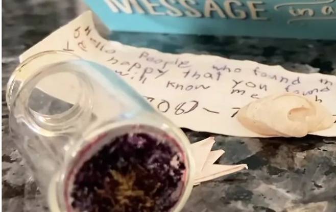 [서울=뉴시스] 하와이에서 띄운 병 속 쪽지가 7년 뒤 플로리다에서 발견돼 화제다. (사진=피플 캡처) 2025.06.10 *재판매 및 DB 금지