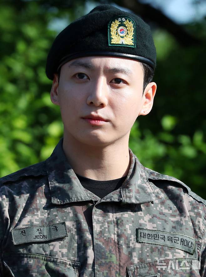 [연천=뉴시스] 김혜진 기자 = 군 복무를 마친 방탄소년단 정국이 11일 오전 경기도 연천군의 한 부대 인근에서 전역인사를 하고 있다. 2025.06.11. jini@newsis.com