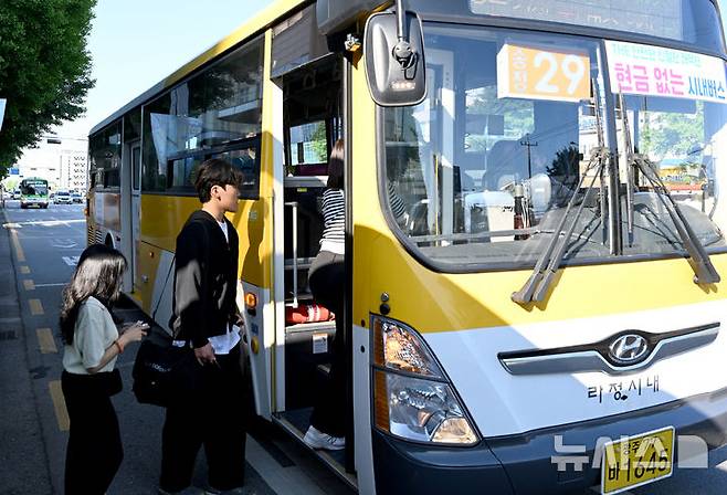 [광주=뉴시스] 김혜인 기자 = 광주 시내버스 파업 재개 사흘째인 11일 오전 광주 광산구 광주송정역 버스정류장에서 시민들이 버스에 탑승하고 있다. 광주 시내버스 노조는 사측과 임금 인상 등에 대한 협의점을 찾지 못해 지난 5일 총파업에 돌입한 뒤 연휴 동안 준법투쟁을 벌이다 지난 9일부터 파업에 돌입했다. 광주시는 대체기사를 투입해 운행률을 80%대로 유지하고 있으나 파업으로 인해 일부 노선은 배차 간격이 늘어났다. 2025.06.11. hyein0342@newsis.com