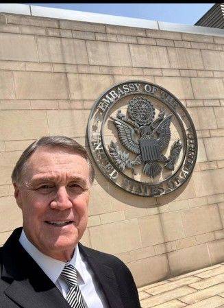 [서울=뉴시스] 데이비드 퍼듀 주중 미국 대사가 지난달 15일 베이징 미국대사관에서 찍은 셀카 사진을   주중 대사관 X(옛 트위터)에 올렸다. 2025.06.11. *재판매 및 DB 금지