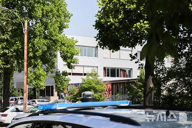 <font style="vertical-align: inherit;"><font style="vertical-align: inherit;">[그라츠=AP/뉴시스] 10일(현지 시간) 오스트리아 그라츠의 한 고등학교에서 총기 난사 사건이 발생한 가운데 학교 앞에 경찰차가 세워져 있다. 2025.06.11.</font></font>