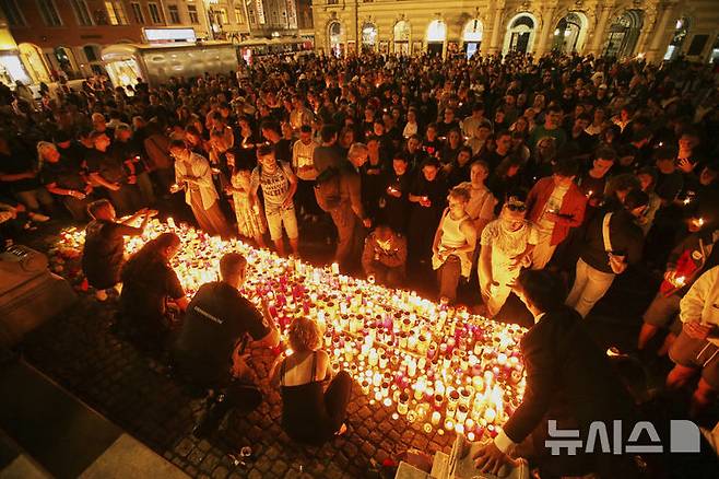 [그라츠=AP/뉴시스] 10일(현지 시간) 오스트리아 그라츠의 한 고등학교에서 총기 난사 사건이 발생한 가운데 시내 중앙 광장에 모인 시민들이 희생자들을 위한 촛불을 밝히고 있다. 2025.06.11.