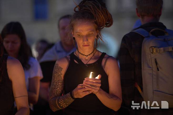 [그라츠=AP/뉴시스] 10일(현지 시간) 오스트리아 그라츠의 한 고등학교에서 총기 난사 사건이 발생한 가운데 시내 중앙 광장에 모인 한 시민이 희생자들을 위한 촛불을 밝히고 있다. 2025.06.11.<font style="vertical-align: inherit;"><font style="vertical-align: inherit;"></font></font><font style="vertical-align: inherit;"><font style="vertical-align: inherit;"></font></font>