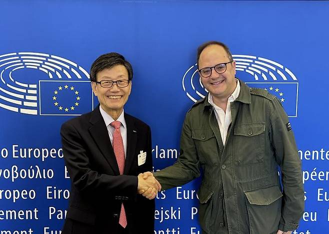 [서울=뉴시스] 6일(현지시간) 벨기에 브뤼셀에서 윤진식 한국무역협회 회장(왼쪽)이 세자르 루에나 유럽의회 한반도관계대표단 의원과 면담을 마치고 기념사진을 촬영하고 있다. (사진=한국무역협회 제공) 2025.06.11 photo@newsis.com  *재판매 및 DB 금지