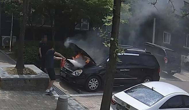 [대전=뉴시스] 대전서부소방서 강동길 소방경이 지난 10일 동구의 한 아파트에서 공용소화기로 차량 화재를 진압하고 있다. (사진=대전시 제공) 2025.06.11. photo@newsis.com *재판매 및 DB 금지