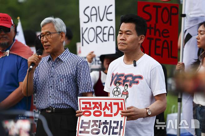 [과천=뉴시스] 김근수 기자 = 한국사 강사 전한길씨가 30일 경기도 과천 중앙선거관리위원회 청사 앞에서 공정선거 보장을 촉구하는 보수단체 집회에 참가해 손 피켓을 들고 서 있다. 2025.05.30. ks@newsis.com